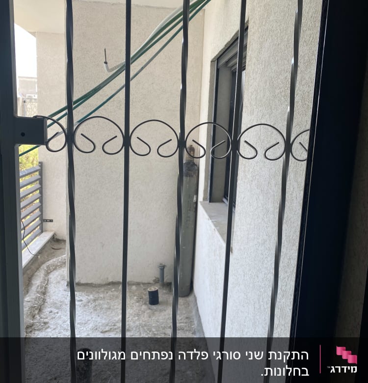 סורגים מתכתיים על חלון עם קיר בטון